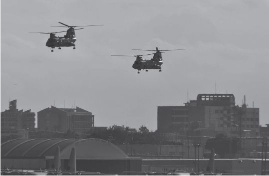 事故後も沖基地縄と国憲際法大学（右端の建物）のすぐ近くで飛行訓練をする米軍ヘリ